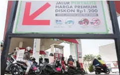  ?? SALMAN TOYIBI/JAWA POS ?? TURUN HARGA: Pengendara motor mengantre di SPBU kawasan Pondok Cabe, Tangerang Selatan, kemarin (17/9). Pertamina menurunkan harga pertalite menjadi setara premium.