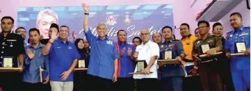  ??  ?? Ahmad Zahid (fourth left) in a photocall at a gathering with civil servants from the Bagan Datuk district at Dewan Dato Lope Hashim. — Bernama photo