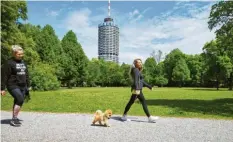  ?? Fotos: Peter Fastl, Leonhard Pitz ?? Marlene Seide (rechts) und Freundin Jesica Schulz gehen gerne im Wittelsbac­her Park mit Hund Teddy spazieren.