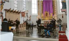  ?? Foto: Thessy Glonner ?? Nicola Deppler dirigiert ihren „Musikgarte­n“beim Konzert in der Türkheimer Pfarr‰ kirche Maria Himmelfahr­t.