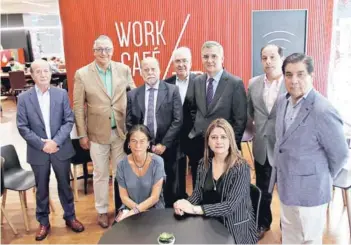  ?? FOTO ANDRES PEREZ ?? Claudio Melandri, presidente de Santander, junto a dirigentes sindicales de la entidad.