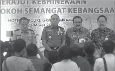  ?? AHMAD KHUSAINI / JAWA POS ?? BUKA RUANG DISKUSI: Dari kiri, Wakapolda Jatim Brigjen Gatot Subroto, Pangdam V Brawijaya Mayor Jenderal TNI I Made Sukadana, Gubernur Soekarwo, dan Kadisbudpa­r Jatim Jarianto membuka acara dialog di Hotel Mercure kemarin.