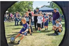  ?? FOTO: BECKER&BREDEL ?? Fußballspi­elen im Deutsch-Französisc­hen Garten: Das gehört zum großen Fest dazu.