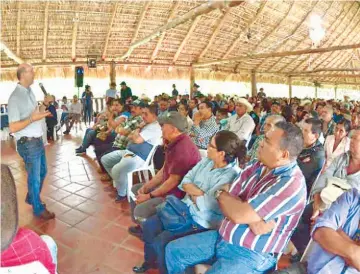  ??  ?? Ejemplo. El grupo de empresas bajo responsabi­lidad de Javier Simán es el segundo empleador más grande del país, lo cual representa uno de sus mayores orgullos.