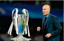  ??  ?? Zidane es el último ejemplo de éxito en cuanto a cambio de entrenador a la mitad.