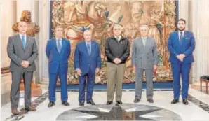  ?? ABC ?? El jefe del Estado Mayor del Ejército junto a una delegación del Cuerpo de la Nobleza del Principado de Asturias