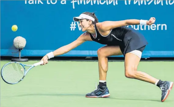  ?? FOTO: EFE ?? Garbiñe Muguruza, buscando una pelota contra Svetlana Kuznetsova en cuartos de Cincinnati. La española regresa a semifinale­s en Cincinnati, donde perdió con Pliskova el año pasado