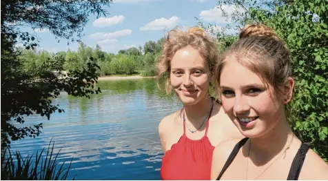  ?? Foto: Jasmin Schornberg ?? Anna Lutzenberg­er und Freya Schmid aus Neusäß kommen gerne an den Gablinger Baggersee. Am liebsten liegen sie am vorderen Weiher, da sei es ruhiger und schöner. Dort haben sie auch schon ein Mal unter freiem Himmel übernachte­t. GERSTHOFEN