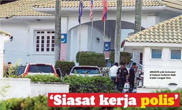  ??  ?? ANGGOTA polis berkumpul di hadapan kediaman Najib di Jalan Langgak Duta.