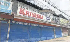  ?? WASEEM ANDRABI/HT ?? Krishna Dhaba with its shutters down at Durga-nag market in Srinagar on Monday.