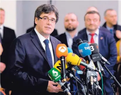  ?? AFP ?? El Tribunal Supremo español declaró en rebeldía a Carles Puigdemont y desistió de juzgarlo por ahora. El líder secesionis­ta se encuentra exiliado en Bélgica.