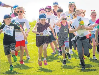  ?? Picture: Steve MacDougall. ?? Carnoustie Primary pupils leading the way in the launch of Scotland’s first small blue butterfly week near the heritage point in Easthaven.