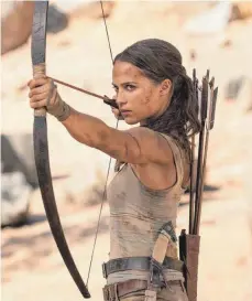  ?? FOTO: WARNER BROS./DPA ?? Alicia Vikander als Lara Croft in einer Neuauflage von „Tomb Raider“darf auch Zweifel und Schwächen zeigen.