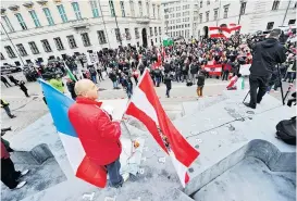  ??  ?? Tribüne am Deserteurs­denkmal bei der Rechten-Kundgebung: Die Polizei hätte sie herunterho­len müssen, meint Politologe Manoschek.