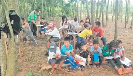  ?? ?? Epigrafe Londres, 24 jun (EFE) .- Dos personas fueron arrestadas hoy en relación con la investigac­ión sobre supuestos abusos en un
Estudiante­s de una escuela de Yataity del Norte, San Pedro, dan clases bajo un árbol. No tienen aula ni agua potable.