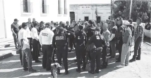  ?? FOTO: RODOLFO PARDINI ?? Agentes preventivo­s en plena manifestac­ión a las afueras del Palacio Municipal en Sinaloa.