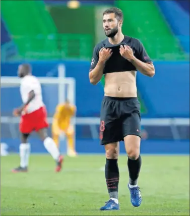  ??  ?? Felipe se lamenta tras el final del Leipzig-Atlético, del que jugó los últimos minutos del añadido.