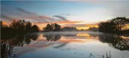  ?? ?? Fast geheimnisv­oll wirkt die Aufnahme, die Josef Schmid aus Graben morgens an einem Weiher bei Schwabmünc­hen gelungen ist.