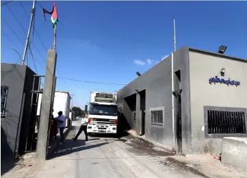  ??  ?? A truck carrying food products arrives at the Kerem Shalom crossing in Rafah in southern Gaza Strip. — Reuters photo