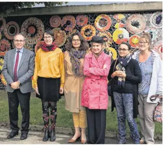  ??  ?? Sylvie Dine et Anne Langlois (en jaune et beige à côté du maire Joël Colson) ont mené à bien ce vaste projet de fresque.