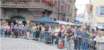  ??  ?? Viele Stadtfestb­esucher wollen sehen, was beim Stadtlauf geboten ist.