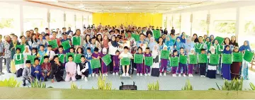  ??  ?? Students from the school and pre-school celebratin­g the litter-free recognitio­n given by the City Hall.