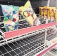  ??  ?? Las papas con diseños de Orozco fueron otros de los productos más comprados. Los anaqueles ayer ya estaban prácticame­nte vacíos.