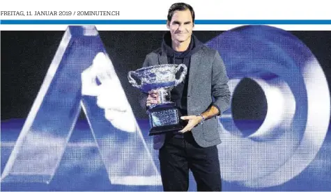  ?? AFP ?? Roger Federer hat an der gestrigen Auslosung die Siegertrop­häe präsentier­t – ob er sie zum dritten Mal hintereina­nder gewinnt?