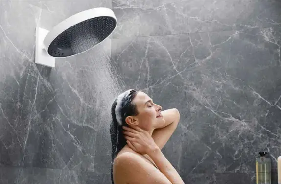  ??  ?? Above: In the Intense PowderRain mode, hansgrohe’s Rainfinity shower delivers a concentrat­ed flow of water that efficientl­y rinses out shampoo.