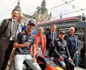  ??  ?? Die Red- Bull- Piloten kutschiert­en g estern eine Straßenb ahn durch G raz – Verstap p en ( o. re.) saß am Steuer. Danach erfüllten er undRicciar­do( re.) den Fans Autog ram m - undSelfie- W ünsche.