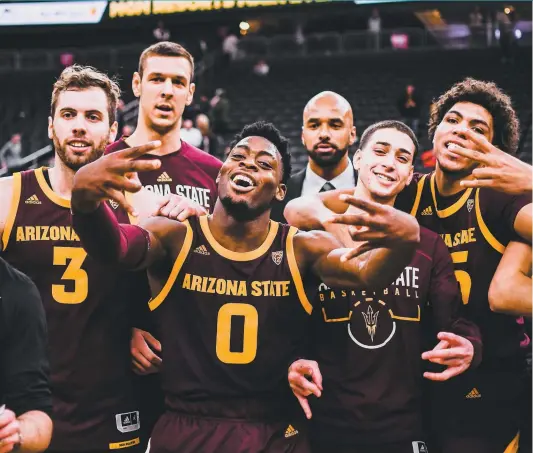  ?? PHOTO COURTOISIE SUN DEVILS ATHLETICS ?? Luguentz Dort (au centre) était des plus heureux en célébrant la victoire des Sun Devils au tournoi MGM Resorts Main Event qui avait lieu au T-Mobile Arena de Las Vegas à la fin novembre.