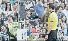  ?? FOTO: EFE ?? Martínez Munuera, consultado el VAR durante el Real Madrid-Celta