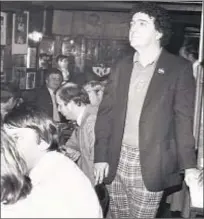  ?? WILLIAM STAHL/NEW YORK DAILY NEWS ?? Joe Healey, at Runyon’s in 1980, when sports stars and sportscast­ers often mingled with each other and fans.