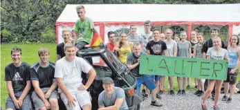  ?? FOTO: SABINE RÖSCH ?? Nach dem Zeltaufbau: Die Jugendlich­en aus Harthausen freuen sich auf ihr Fest am Samstag.