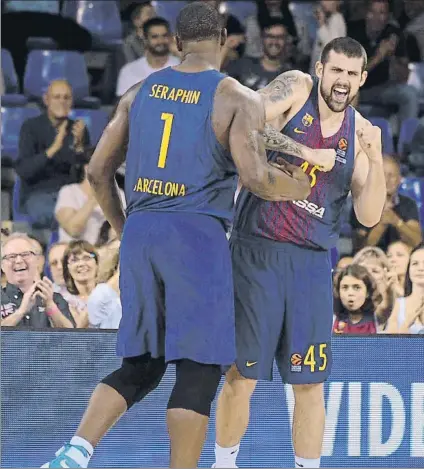  ?? FOTO: M. MONTILLA ?? Saludo entre Seraphin y Moerman en el primer partido de Euroliga de esta campaña, ante Panathinai­kos en el Palau Blaugrana