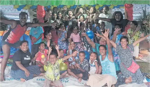  ?? Picture SERAFINA SILAITOGA. ?? Nemani Valeniyasa­na (seated centre right) is surrounded by his family members at Bulileka Village.