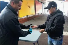  ??  ?? Toute personne désireuse de rentrer sous le chapiteau est invitée à se passer les mains au gel hydroalcoo­lique.