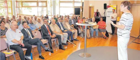  ?? FOTO: GÖTZ ?? Zuhören und antworten – das hat die CDU- Generalsek­retärin Annegret Kramp- Karrenbaue­r am Dienstag in der Ehinger Lindenhall­e getan.