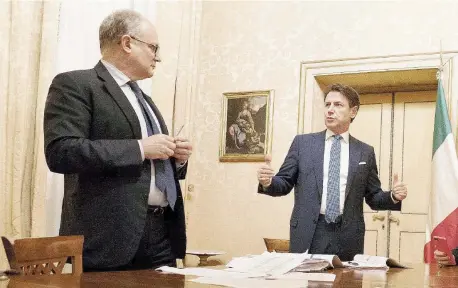  ?? Ansa ?? Il Consiglio in serata Il ministro dell’Economia, Gualtieri e il premier Conte a Palazzo Chigi