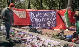  ?? ?? In Alameda Central park women from feminist collective­s set out stalls selling merchandis­e including toiletries, crafts and clothes