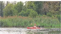  ?? FOTO: CHIEMGAU TOURISMUS E.V./DPA-TMN ?? Die Natur im Chiemgau vom Wasser aus erleben: Kajakfahre­r unterwegs auf der Alz