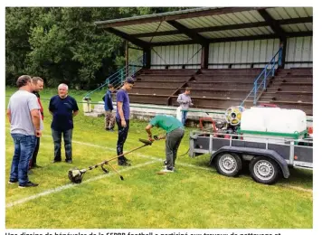  ??  ?? Une dizaine de bénévoles de la SEPBB football a participé aux travaux de nettoyage et de remise en état du stade du marais à Blangy-sur-bresle.