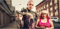  ??  ?? HISSS AND HER SSSTORY: Simon Keys and his girlfriend Siouxsie Gillett hunt for snakes in Durban in the reality show Snake City.