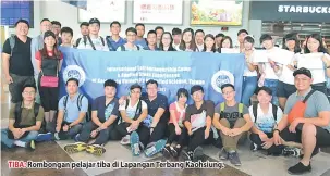  ??  ?? TIBA: Rombongan pelajar tiba di Lapangan Terbang Kaohsiung.
