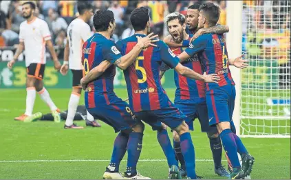  ?? FOTO: PERE PUNTÍ ?? Victoria agónica Messi celebra con sus compañeros el 2-3 logrado hace dos temporadas en el último suspiro