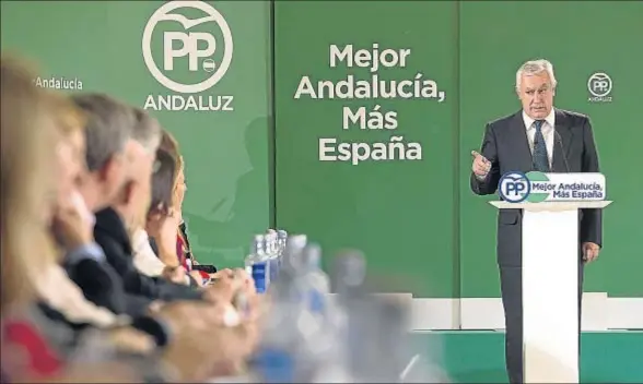  ?? DANIEL PÉREZ / EFE ?? El vicesecret­ario de política territoria­l del PP, Javier Arenas, clausuró ayer la interparla­mentaria del PP de Andalucía