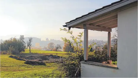  ?? FOTO: BENJAMIN SCHWÄRZLER ?? Gute Aussicht auf Lindenberg: Im südlichen Bereich des ehemaligen Feriendorf­s am Nadenberg entstehen 24 Baugrundst­ücke. Die Bungalows werden abgerissen.