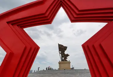  ??  ?? Place des sculptures dédiées à la création de l’Armée populaire de Libération à Nanchang
