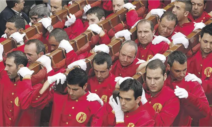  ?? Fotos: Ángel García ?? Mit „offenem Visier“: In Málaga müssen die Träger, anders als in Sevilla, nicht unter die Throne steigen.