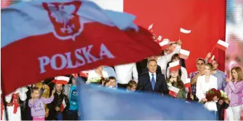  ?? Foto: Imago Images ?? „Es lebe Polen“, rief der wiedergewä­hlte Präsident Andrzej Duda im Chor mit seinen Anhängern.